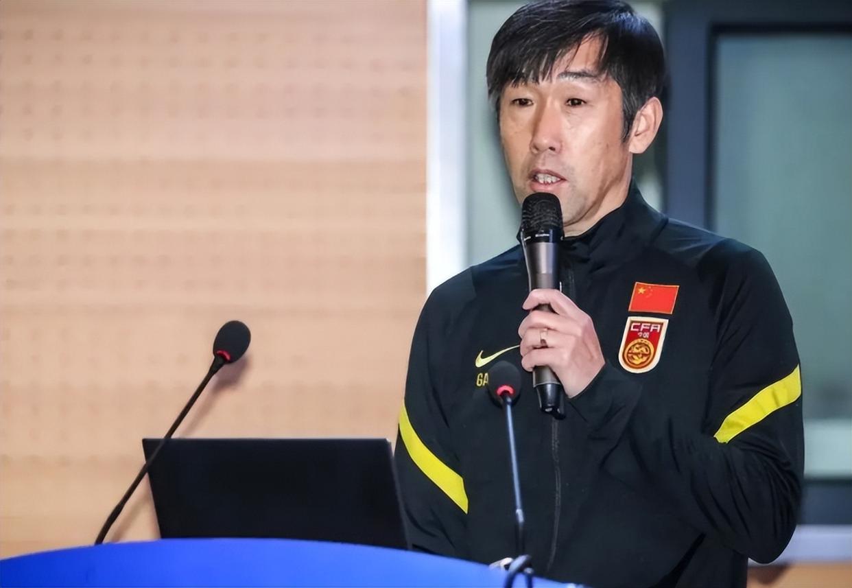 国足新帅人选被曝！45岁亚洲足球先生接班，高洪波范志毅无缘(国足新帅曝光最新消息)