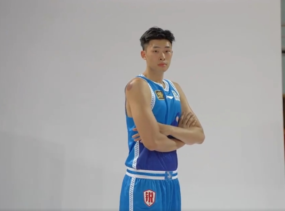 开云体育-留住邹阳，董事长亲自发话！黎伊扬离队倒计时，福建只给C类合同的简单介绍