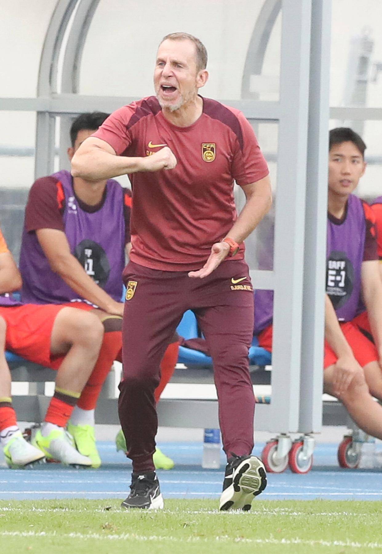 21岁中国香港球员仅两天遭解约中甲俱乐部考虑因辱骂中国球迷(香港足球联赛加入中超)