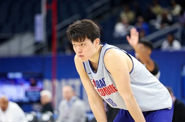 开云体育-NBA首轮日！青岛男篮邀请球迷见证杨瀚森选秀机会(青岛男篮杨瀚森身高)